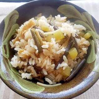 素朴な味わい　つわぶきとわらびの山菜炊き込みご飯